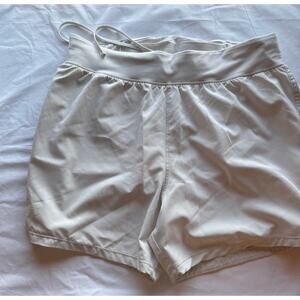Under Armour Women’s Large Cream Athletic Shorts Lined Pocket